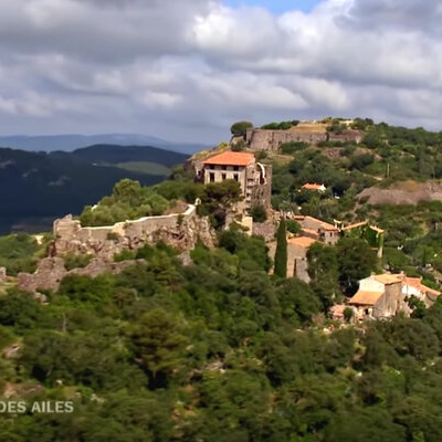 Evenos vue du ciel dans "Des Racines et Des Ailes"
