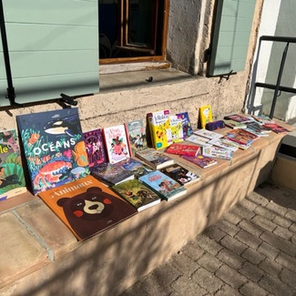 Don de la Librairie Charlemagne pour l'Ecole du Broussan