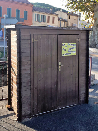 Les livres sont à l'abri mais la cabane est toujours ouverte !