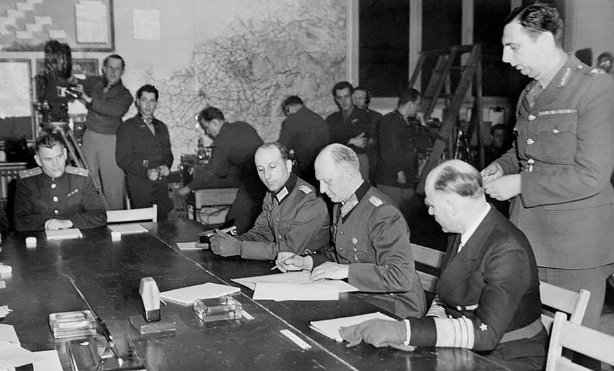 Le 7 mai 1945, à Reims (Champagne), le colonel général allemand Alfred Jodl reconnaît la défaite de l'Allemagne et signe l'acte de « reddition inconditionnelle » des forces armées allemandes.